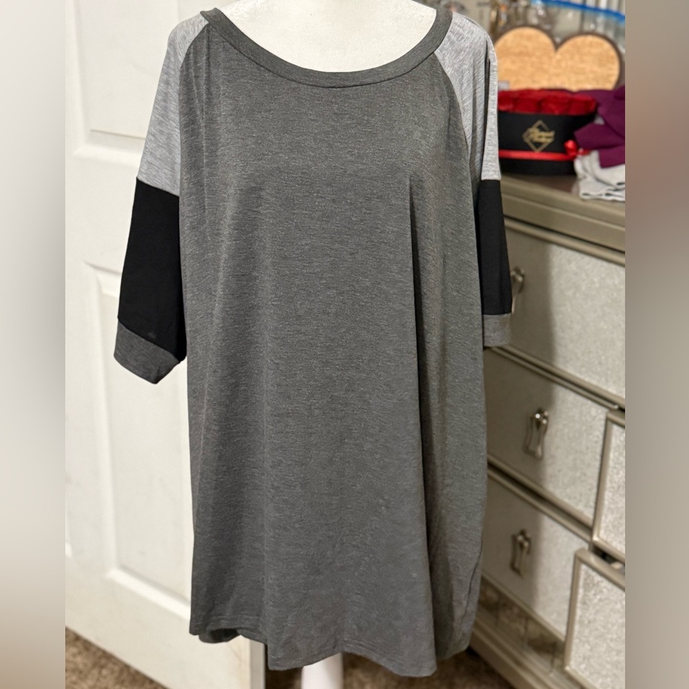 Bloomchicโ gray and black short sleeve tshirt
